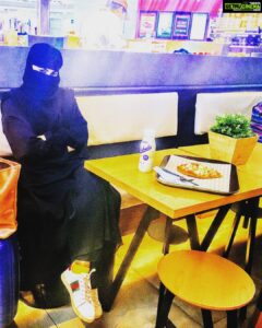 Veena Malik Instagram - ‏اے نبی فرما (ﷺ)دیجئے؛ اپنی بیویوں سے اور اپنی بیٹیوں سے اور مومنین کی عورتوں سے کہ جہاں کبھی ضرورت سے باہر نکلنا پڑے تو چادر میں لپٹ کر نکلا کرو(احزاب :59) ‎#حجاب_اسلامی_تہذیب_کی_پہچان