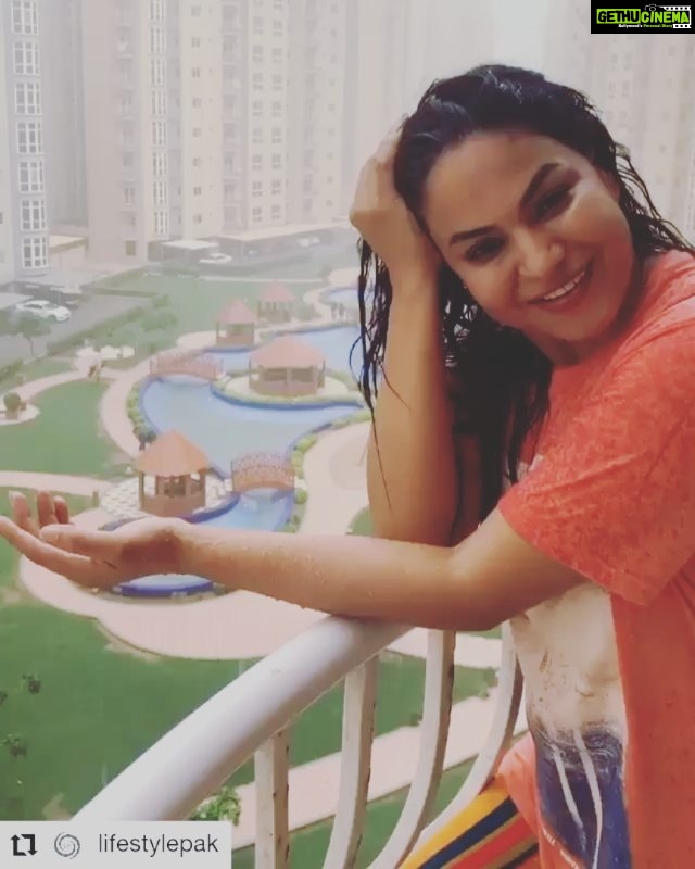 Veena Malik Instagram - #Repost @lifestylepak • • • • • • When it rains 🌧 #VeenaMalik #KarachiRain Karachi, Pakistan