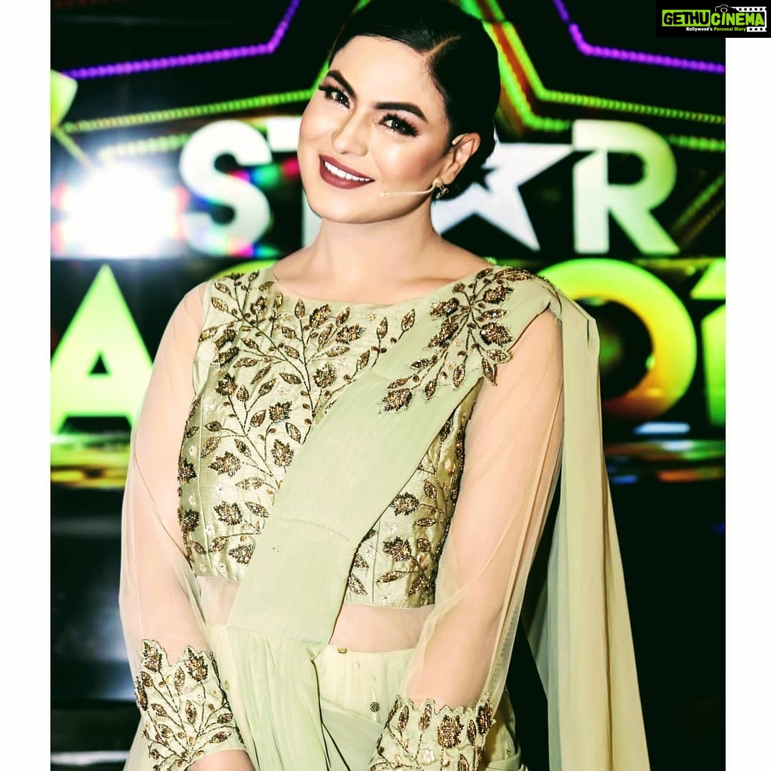 Veena Malik Instagram - مثال دست زلیخا تپاک چاہتا ہے یہ دل بھی دامن یوسف ہے چاک چاہتا ہے دعائیں دو مرے قاتل کو تم کہ شہر کا شہر اسی کے ہاتھ سے ہونا ہلاک چاہتا ہے فسانہ گو بھی کرے کیا کہ ہر کوئی سر بزم مآل قصۂ دل دردناک چاہتا ہے ادھر ادھر سے کئی آ رہی ہیں آوازیں اور اس کا دھیان بہت انہماک چاہتا ہے ذرا سی گرد ہوس دل پہ لازمی ہے فرازؔ وہ عشق کیا ہے جو دامن کو پاک چاہتا ہے احمد فراز#VeenaMalik Karachi, Pakistan