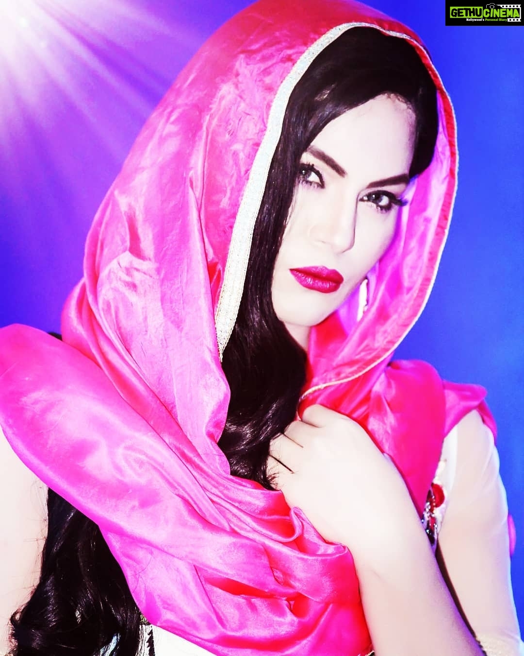 Veena Malik Instagram - One day Or Day One. It's your decision...... #veenamalik