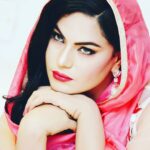 Veena Malik Instagram - ‏"زمانہ دیتا ہے مجھ کو زوال کی دھمکی نہ جانے کون سا مجھ میں کمال رکھا ہے "#VeenaMalik