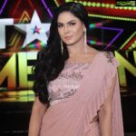 Veena Malik Instagram - دھوپ میں نکلو گھٹاؤں میں نہا کر دیکھو زندگی کیا ہے کتابوں کو ہٹا کر دیکھو #VeenaMalik