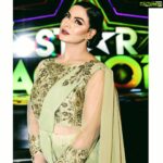 Veena Malik Instagram - مثال دست زلیخا تپاک چاہتا ہے یہ دل بھی دامن یوسف ہے چاک چاہتا ہے دعائیں دو مرے قاتل کو تم کہ شہر کا شہر اسی کے ہاتھ سے ہونا ہلاک چاہتا ہے فسانہ گو بھی کرے کیا کہ ہر کوئی سر بزم مآل قصۂ دل دردناک چاہتا ہے ادھر ادھر سے کئی آ رہی ہیں آوازیں اور اس کا دھیان بہت انہماک چاہتا ہے ذرا سی گرد ہوس دل پہ لازمی ہے فرازؔ وہ عشق کیا ہے جو دامن کو پاک چاہتا ہے احمد فراز#VeenaMalik Karachi, Pakistan
