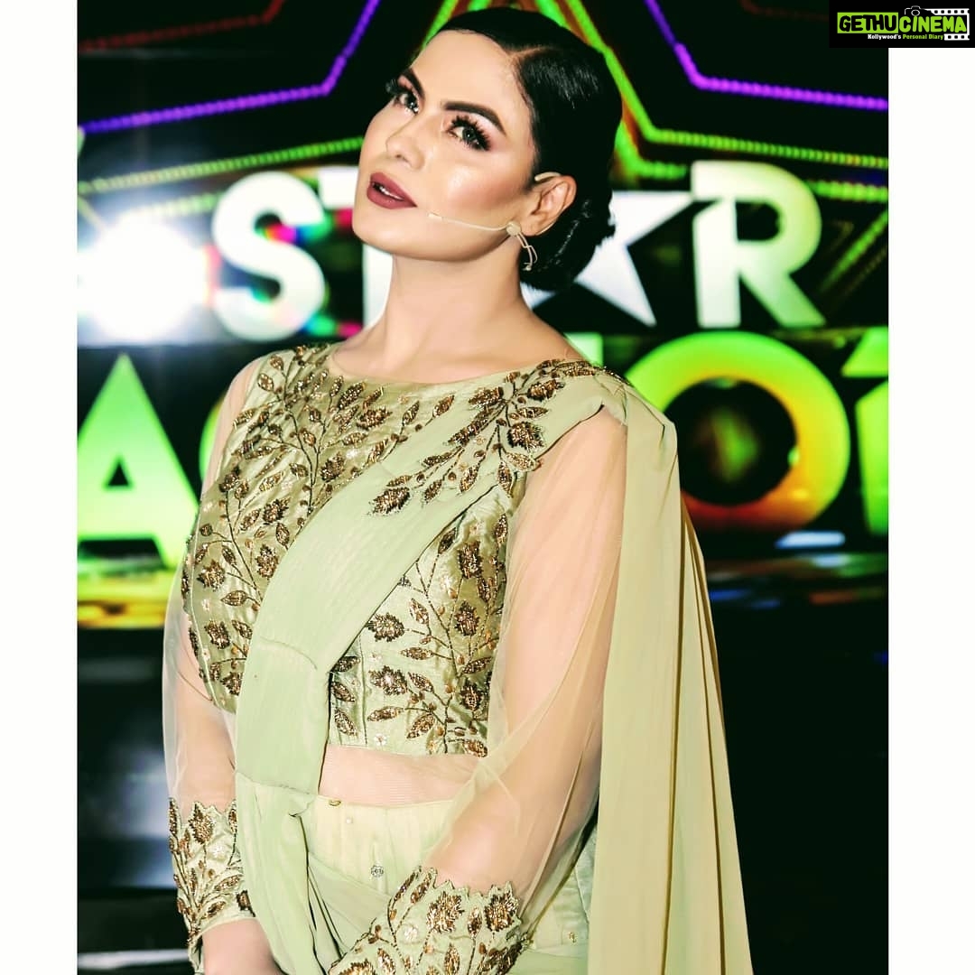 Veena Malik Instagram - مثال دست زلیخا تپاک چاہتا ہے یہ دل بھی دامن یوسف ہے چاک چاہتا ہے دعائیں دو مرے قاتل کو تم کہ شہر کا شہر اسی کے ہاتھ سے ہونا ہلاک چاہتا ہے فسانہ گو بھی کرے کیا کہ ہر کوئی سر بزم مآل قصۂ دل دردناک چاہتا ہے ادھر ادھر سے کئی آ رہی ہیں آوازیں اور اس کا دھیان بہت انہماک چاہتا ہے ذرا سی گرد ہوس دل پہ لازمی ہے فرازؔ وہ عشق کیا ہے جو دامن کو پاک چاہتا ہے احمد فراز#VeenaMalik Karachi, Pakistan