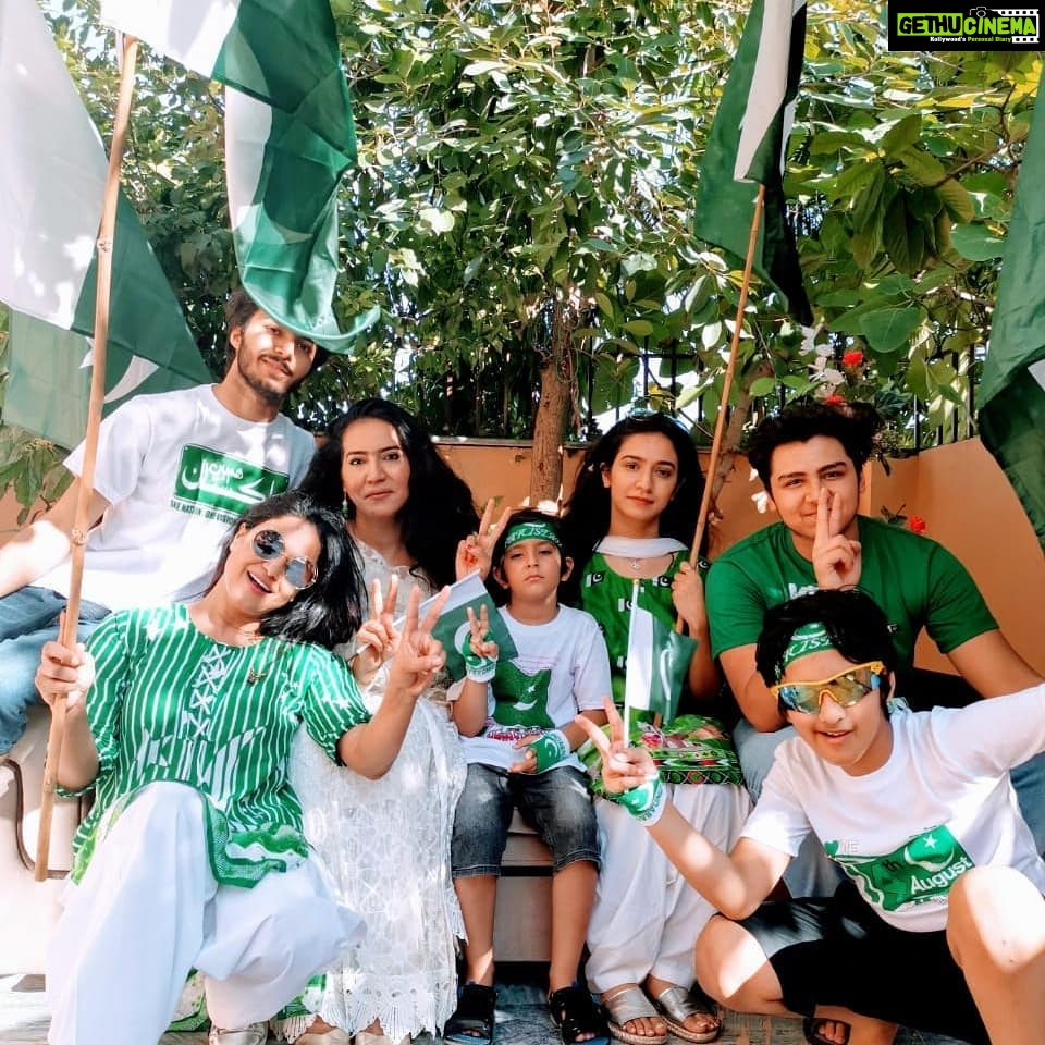 Veena Malik Instagram - Celebrating our Independence Day #14thAugust with my family. How are you celebrating , comment below. #VeenaMalik #14August2029 #Independenceday #Pakistan Islamabad, Pakistan