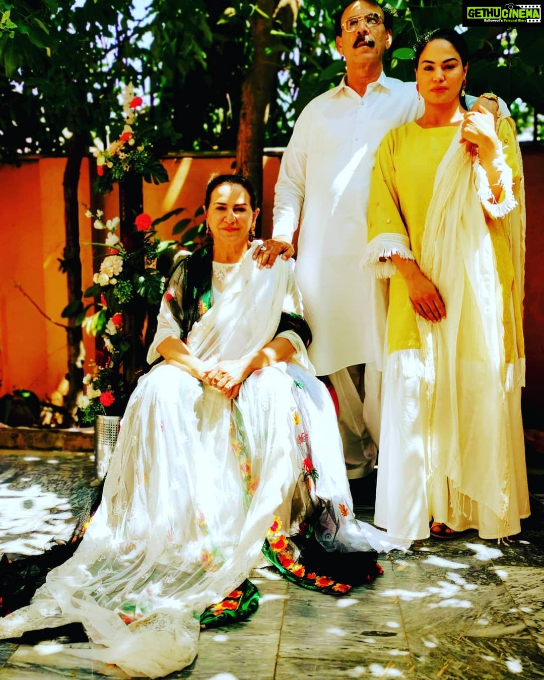 Veena Malik Instagram - Eid Mubarak from Us to YOU! Wearing @ajmairtahirofficial #EidMubarak🇵🇰