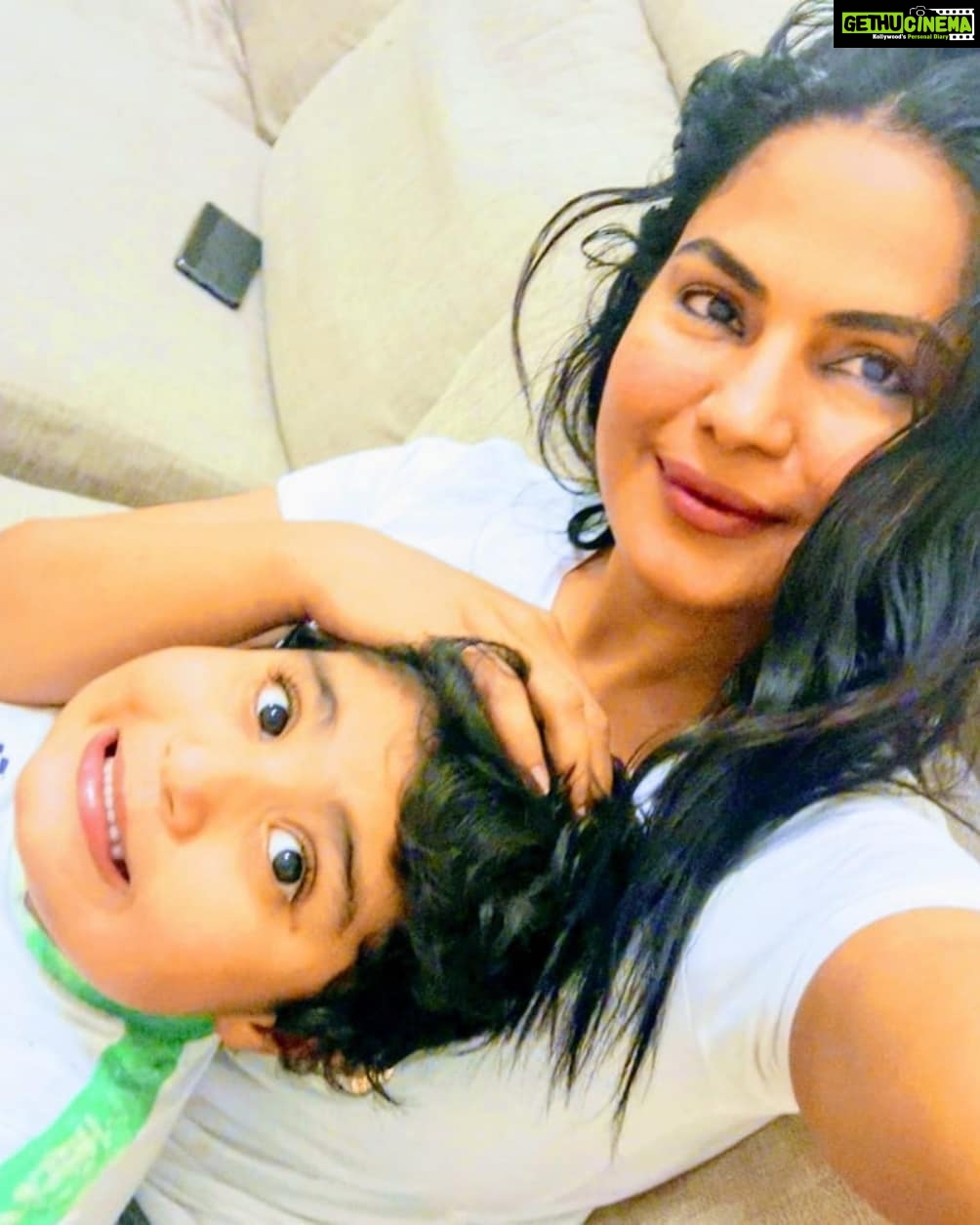 Veena Malik Instagram - Children are not a distraction from more important work. They are the most important work. Having some fun time with Bam Bam! #VeenaMalik #VeenaMalikKids Karachi, Pakistan