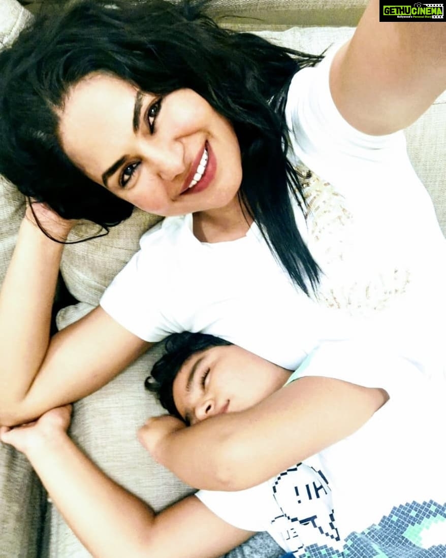 Veena Malik Instagram - Children are not a distraction from more important work. They are the most important work. Having some fun time with Bam Bam! #VeenaMalik #VeenaMalikKids Karachi, Pakistan