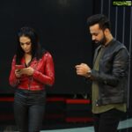 Veena Malik Instagram – About Last night at ARY studio For A cricket show Hosted by everyone’s most favourite waseemBadami…. 

Had so much fun… specially Off camera had coffee n Lots of chitchat with my Own Gang… had all my team members so it was more like a friends evening out🤪🔥💋❤️💐

#veenamalik @irfanistan