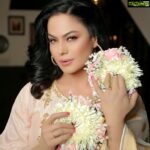 Veena Malik Instagram - Love flowers💐💐💐 But Dnt Pluck Them🤟🙌💯…. Sounds like so satisfying … I am a huge huge lover of beautiful flowers but I never liked the idea of plucking them and see them dying… well I recently was introduced to @munibasofficial by Dearest❤️ @irfanistan and I was So so delighted 😍😍😍😍Flowers smell so good and look so real but Hang on Not actually Real💐💐💐🙌 So we I got some clicks with @tahseenkhanoffical was the stylist and @mateenshahphotography clicked 💯🔥❤️💋🍒 Wow now these are the flowers that I’m gonna love with all my heart and not be afraid Of See them Dried away … I’m gonna use them so often now so all Beautiful people out there any Special occasion just ask @munibasofficial and get ur order ready💐🙌🔥 @munibasofficial @irfanistan @tahseenkhanoffical @mateenshahphotography #flowerstagram #fashionista #artificialflowerarrangement #weddingsflowersdecor #flowerdecorations