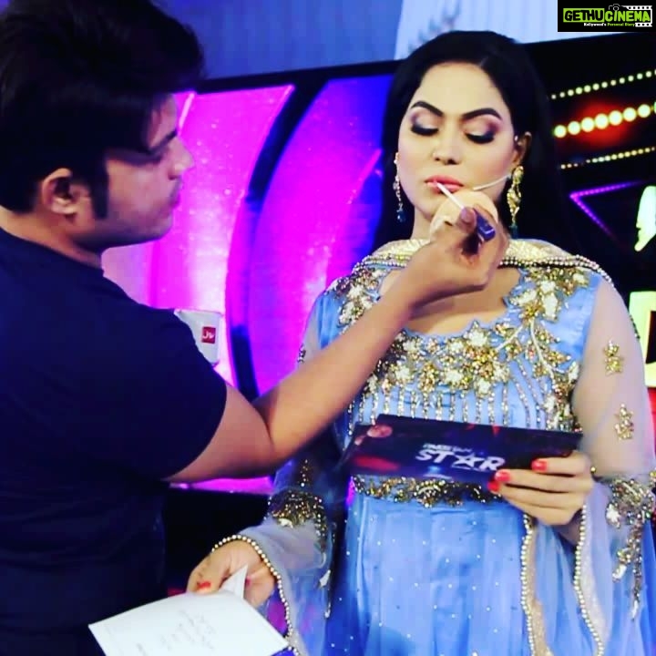 Veena Malik Instagram - #MomentsBeforeWeRollđź’…đź’„đź’… #veenamalik