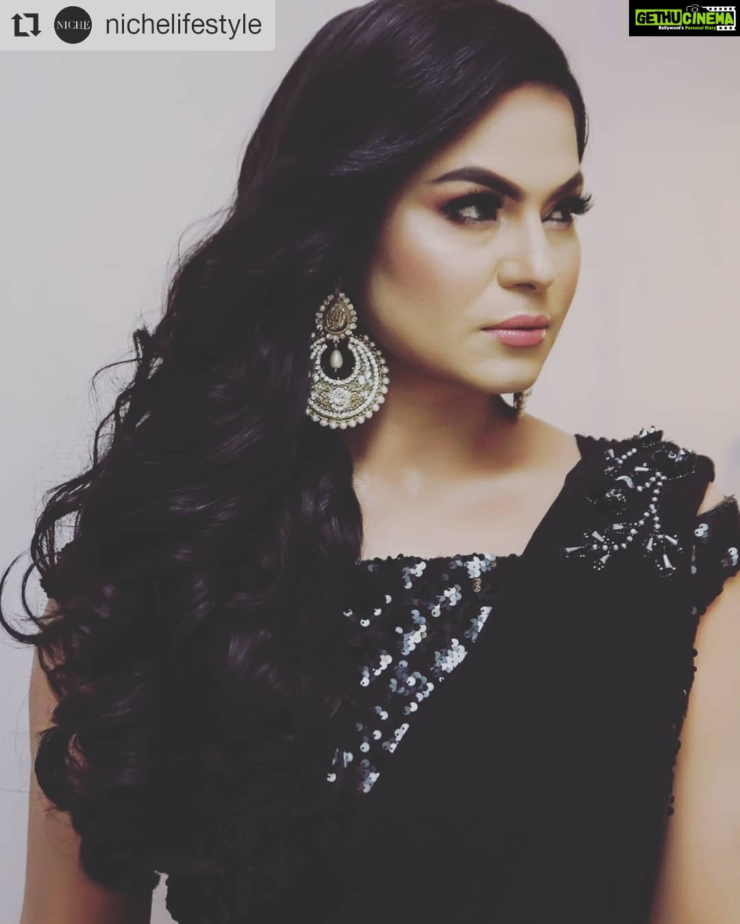 Veena Malik Instagram - #Repost @nichelifestyle • • • • • • We must say black really complements @theveenamalik #VeenaMalik