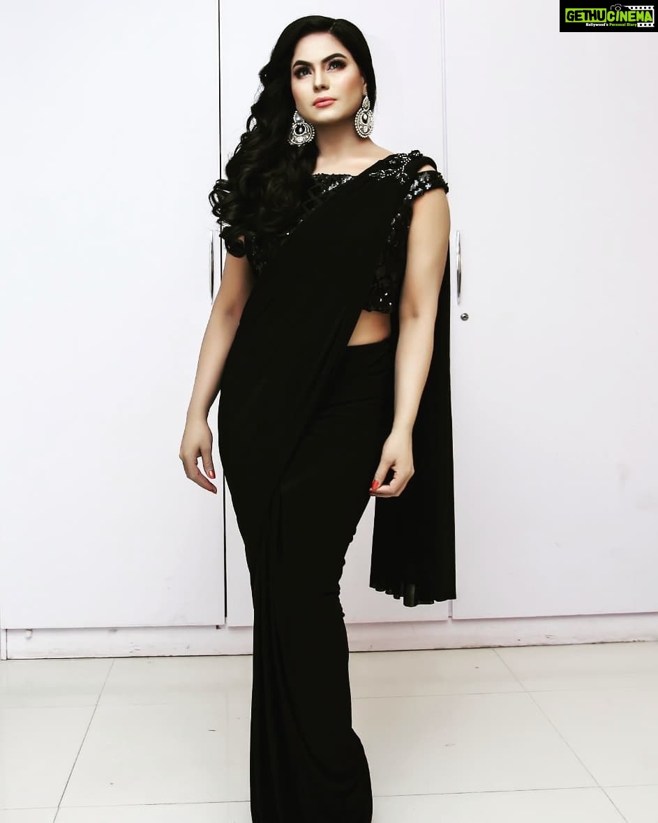 Veena Malik Instagram - The sari's radiance, vigor and variety, produced by a single straight length of cloth, should give us in the West pause and make us think twice about the zipper, the dart and the shoulder pad. #VeenaMalik #blacksaari #saari Karachi, Pakistan