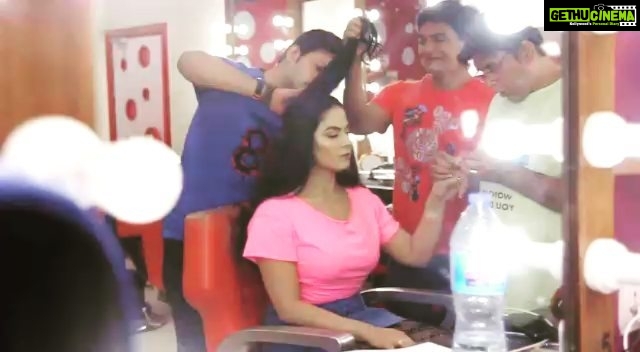 Veena Malik Instagram - Just a glimpse while I was getting ready to give you an idea that creating looks aren't easy. My Makeup team is the best I tell you. #VeenaMalik #BTS #PakistanStar #Dumhaitujeeto