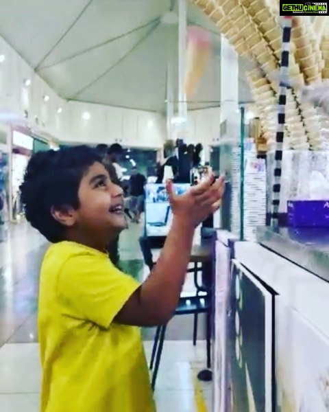 Veena Malik Instagram - Ice cream guy tricking and having fun with #Abram #VeenaMalik #VeenaMalikKids