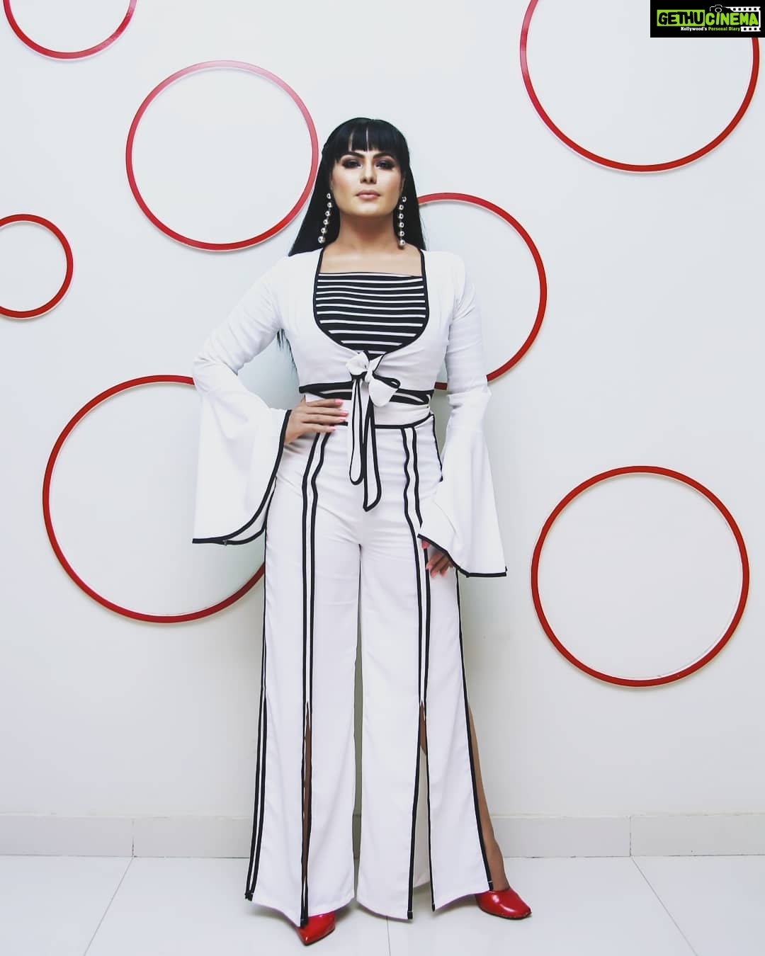 Veena Malik Instagram - Our personal past is only available to us now through black-and-white film, it's a medium for communication with the dead, including our dead selves, the way we used to be, which is why we're drawn to it. #VeenaMalik #PakistanStar #Dumhaitujeeto #blackandwhite #TvHost