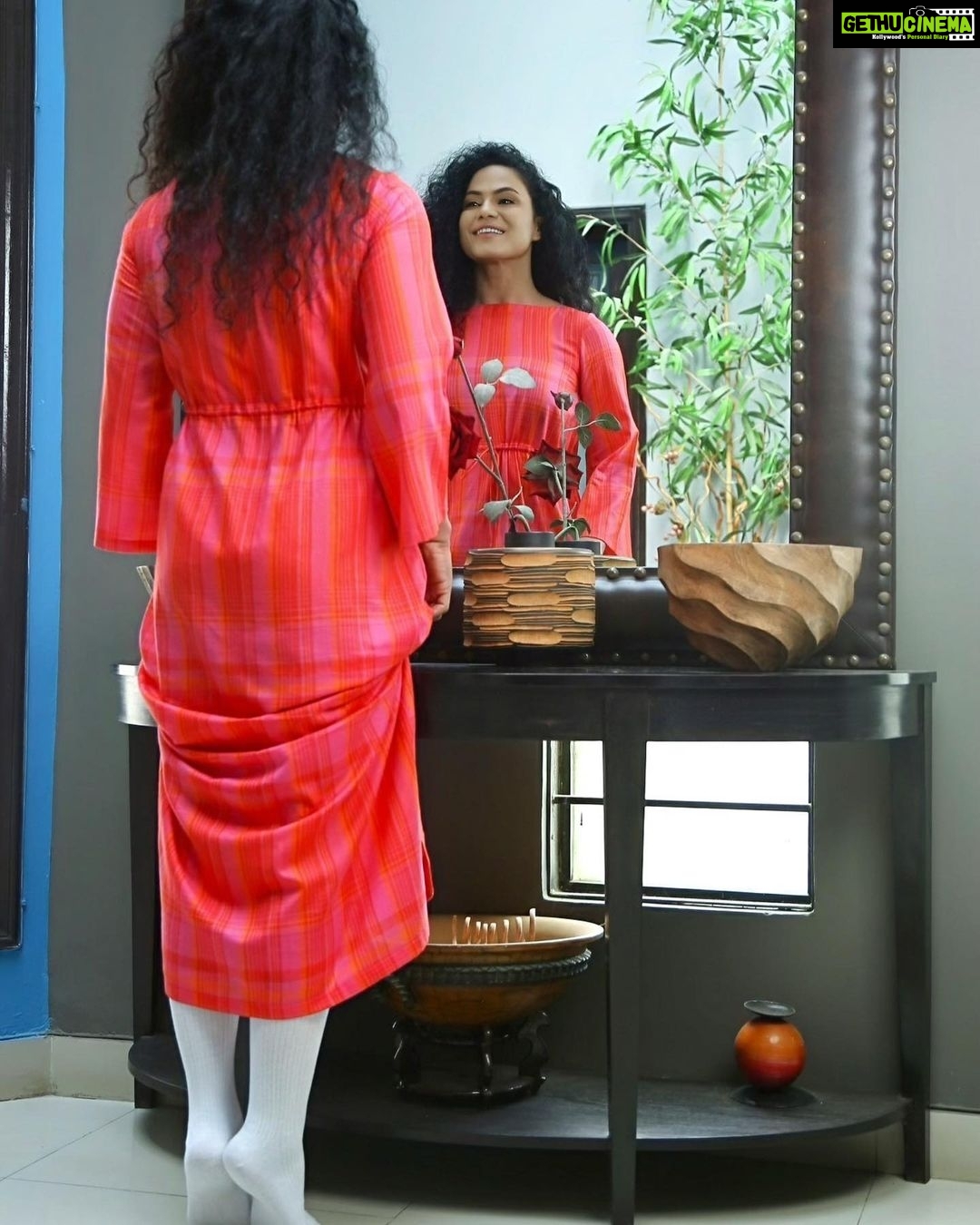 Veena Malik Instagram - This Dress💕🔥 Well some of the dresses become ur all time fav … like u can wear them to a fancy dinner and could also get into bed with them…. I mean Im literally loving this @ninelines9 Collection… this is just 🔥❤️🤩👯‍♀️ #veenamalik @ninelines9 Styling n Makeover @tahseenkhanoffical Clicks @mateenshahphotography