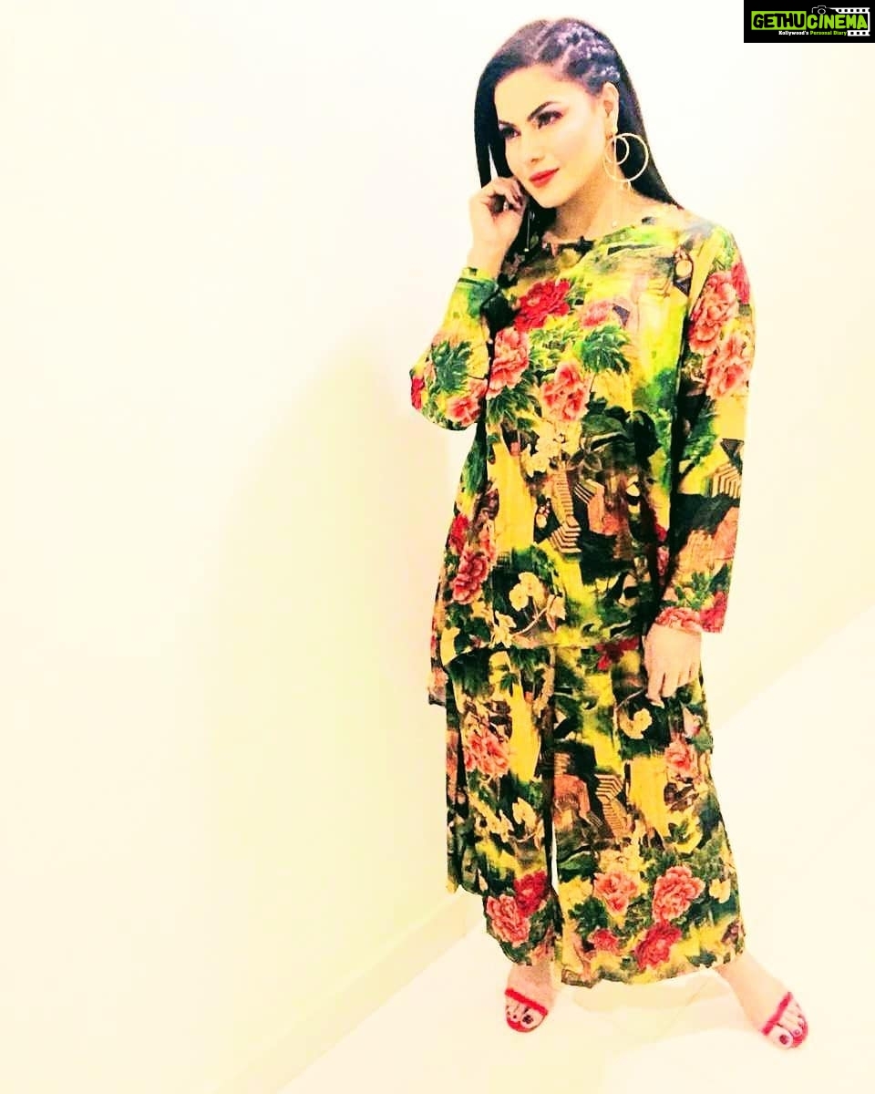 Veena Malik Instagram - #colors&Flowers ππΉπ₯πΊπ·