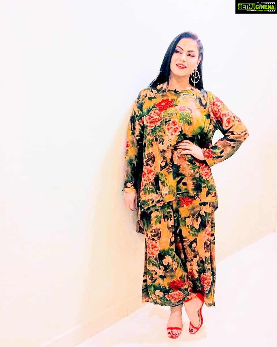 Veena Malik Instagram - #colors&Flowers ππΉπ₯πΊπ·