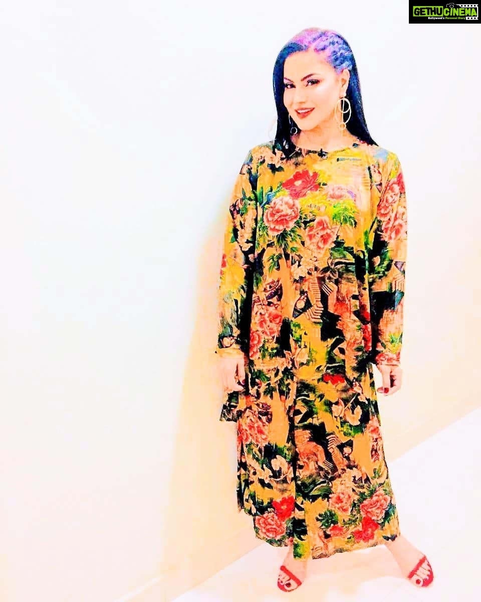 Veena Malik Instagram - #colors&Flowers ππΉπ₯πΊπ·
