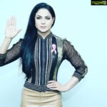 Veena Malik Instagram - HELLO All…. I had the privilege to give a speech at @indus_university campus in Karachi … it was the most empowering experience interacting with the students and exchanging thoughts on the most important Health issue we are facing in recent times and that’s “Breast cancer” We talked about how we could be a part to create awareness among families where males also have to be the part since this cancer not only life threatening to women it effects men too… so we collectively need to talk about it as women feel uncomfortable discussing issues related to Breast as They say the disease affects one in every nine women in the country, but that cultural and social taboos make it very hard for women to get the help they need to survive. "Breast cancer is associated with women's sexuality so it becomes a taboo subject here… So let’s normalise talking about it… I think … Every woman should know how her breasts normally look and feel, so she can recognize any changes that may occur. “While knowing what to look for is important, a woman should still get her regular mammograms and clinical breast exams, as these tests can help detect breast cancer before she even has symptoms… So I wanted to play a part to this cause Along with @irfanistan and with my entire team @ghaniaasadpk @tahseenkhanoffical and @mateenshahphotography we visited @indus_university And Exchanged thots on the issues n talked about it..Every October you likely see a wealth of information about breast cancer. And that is a good thing. Awareness surrounding breast cancer is incredibly important as early detection, often through screening, can catch the disease when it is most treatable. In the End I would like to thank @irfanistan and @indus_university for having me over to interact with students and talking about the most important Health Issue… 🙏🙌🥰