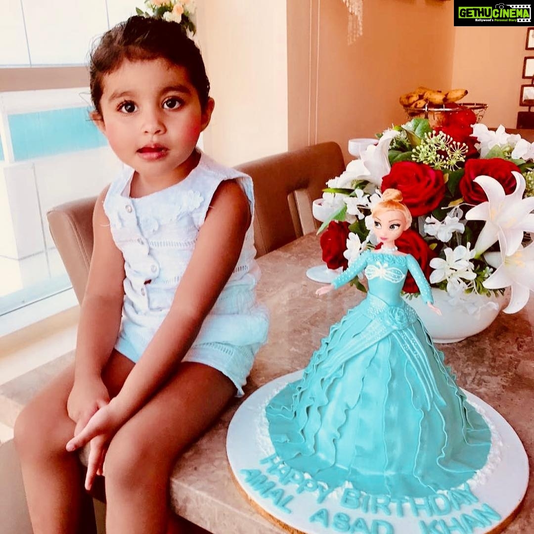 Veena Malik Instagram - AbramπAmalπwithTheirCakesπ.... ππππππππβ€οΈππππ©βπ§βπ¦πππππ
