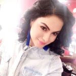 Veena Malik Instagram - #shooting #myshiw #crorepatigameshow #enjoyingworking #veenamalikkhan #Paknews #bolnetwork 🇵🇰😍🙏🤳
