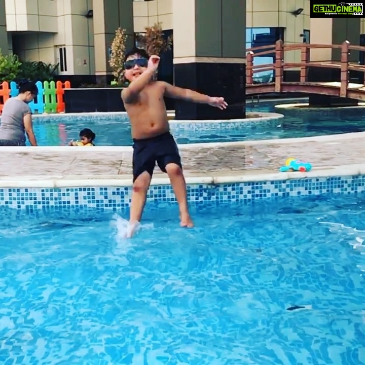 Veena Malik Instagram - 1...2...3... #roll #camera #action 🎬🎥🏊🏻 #AbramKhan @iabramkhan 😍😍😍 Dubai, United Arab Emirates
