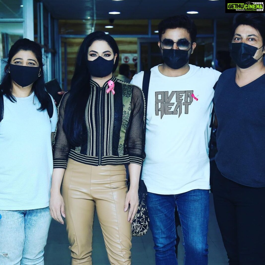 Veena Malik Instagram - HELLO All…. I had the privilege to give a speech at @indus_university campus in Karachi … it was the most empowering experience interacting with the students and exchanging thoughts on the most important Health issue we are facing in recent times and that’s “Breast cancer” We talked about how we could be a part to create awareness among families where males also have to be the part since this cancer not only life threatening to women it effects men too… so we collectively need to talk about it as women feel uncomfortable discussing issues related to Breast as They say the disease affects one in every nine women in the country, but that cultural and social taboos make it very hard for women to get the help they need to survive. 