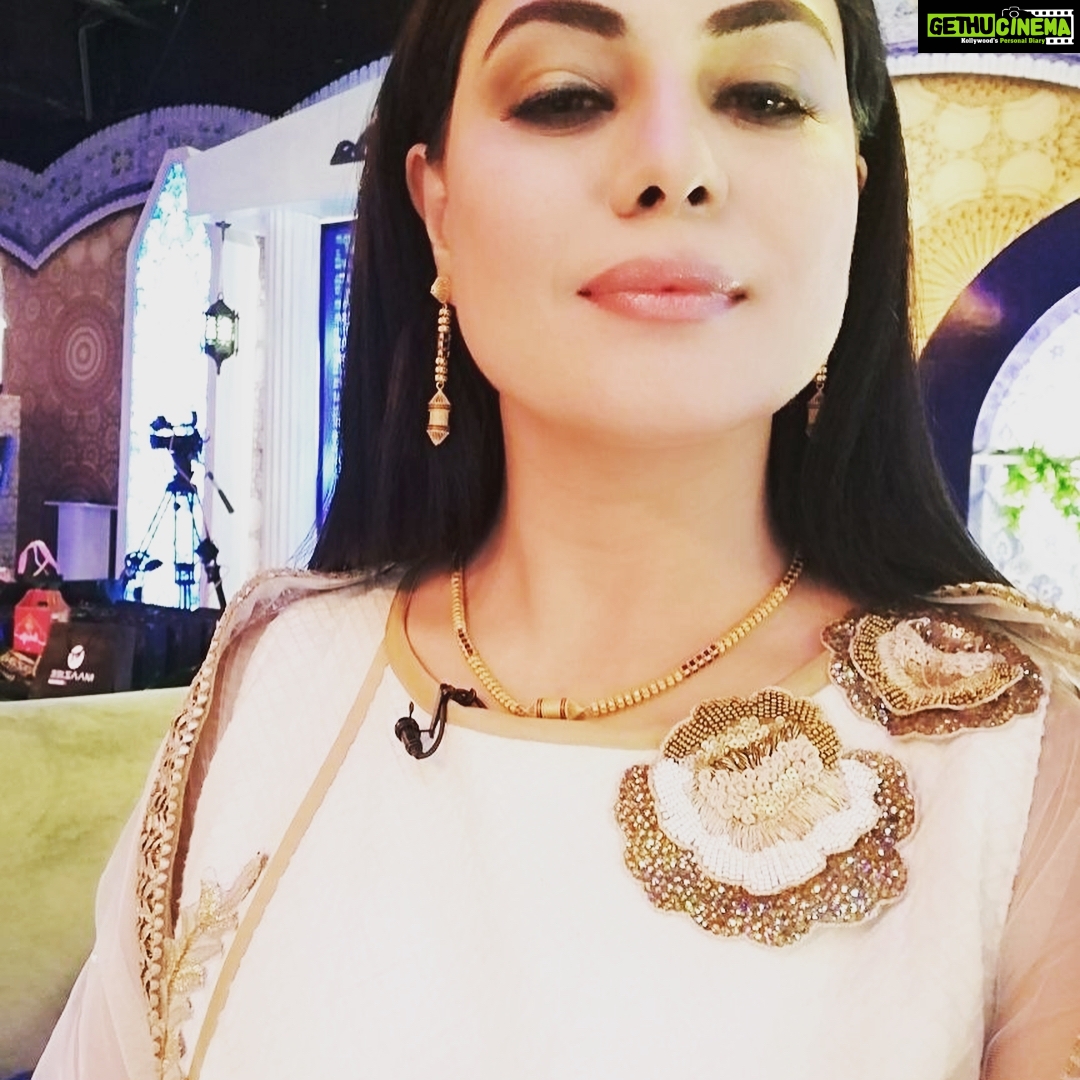 Veena Malik Instagram - #celebritieslounge #AajTv #chitchat #greatconversation ☺️☺️