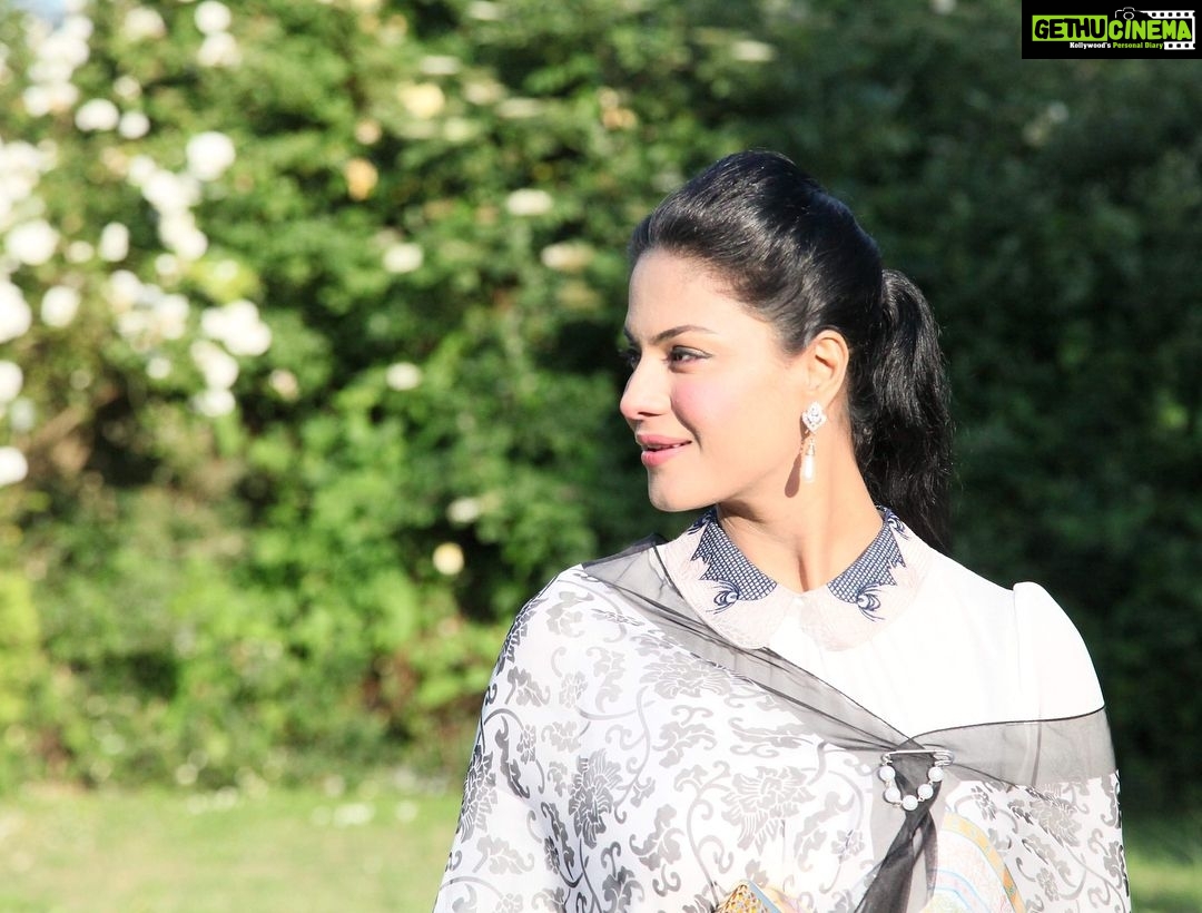 Veena Malik Instagram - Beauty is when you can appreciate yourself. When you love yourself, that's when you're most beautiful... !!! #veenamalik #Bristol #UK🇬🇧🇵🇰🙏 Bristol, United Kingdom