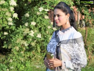 Veena Malik Instagram - Beauty is when you can appreciate yourself. When you love yourself, that's when you're most beautiful... !!! #veenamalik #Bristol #UK🇬🇧🇵🇰🙏 Bristol, United Kingdom