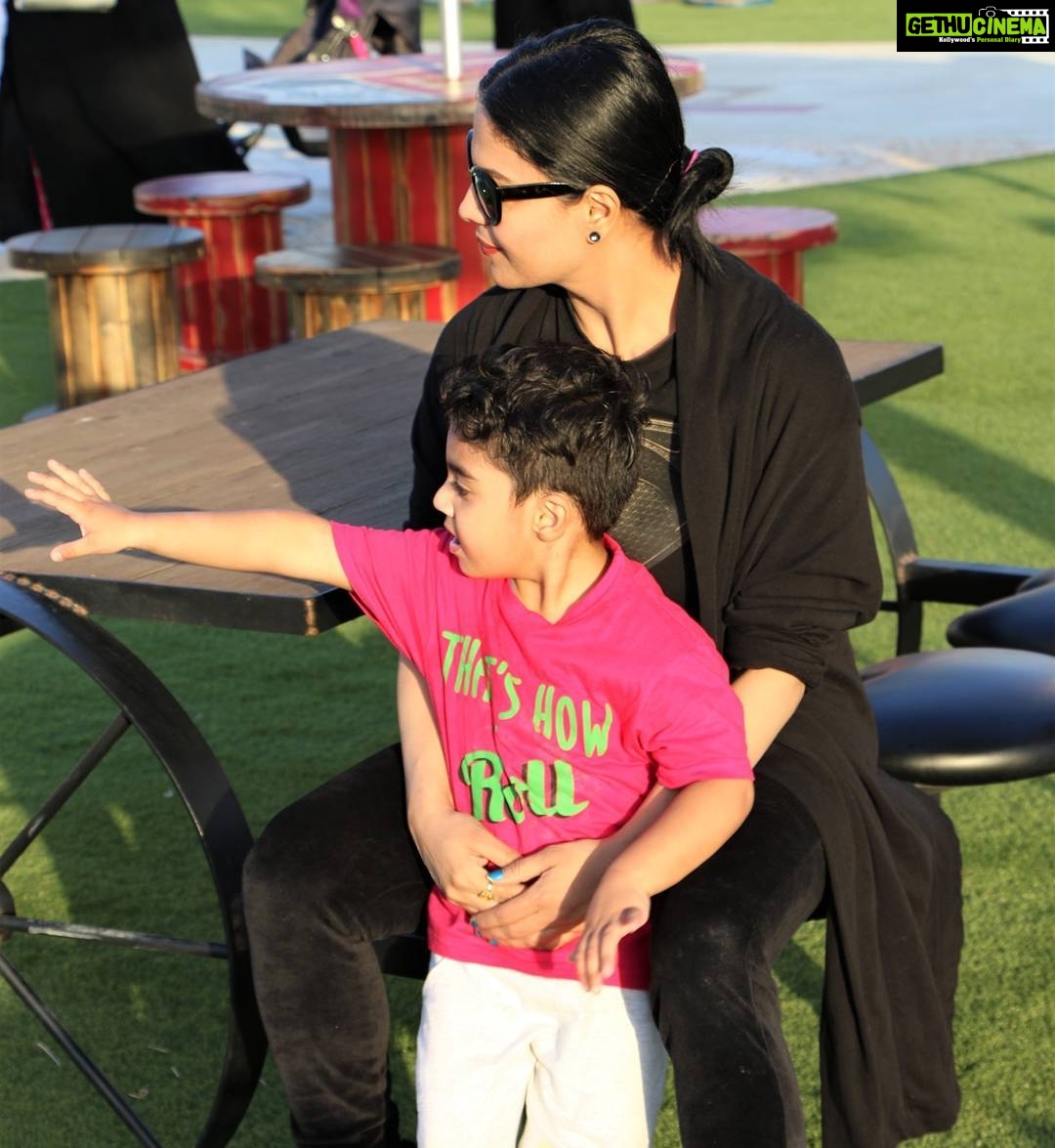 Veena Malik Instagram - Family is not an important thing. It's everything... !!! #myfamily #mylove #mykids #myhubby❤️ #dayout #theyard #exit89 #dubai❤️ 🇦🇪🇵🇰❤💏🏄🏊☄