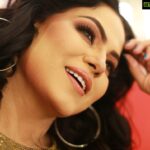 Veena Malik Instagram - Beauty has so many forms, and I think the most beautiful thing is confidence and loving yourself... !!! #veenamalikkhan #closeup #enjoying #everymoments 🙏❤️🤳🎬🎥💃🇵🇰