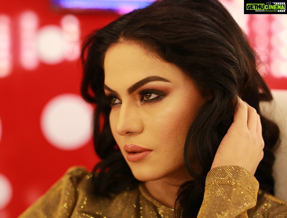 Veena Malik Instagram - Beauty has so many forms, and I think the most beautiful thing is confidence and loving yourself... !!! #veenamalikkhan #closeup #enjoying #everymoments 🙏❤️🤳🎬🎥💃🇵🇰