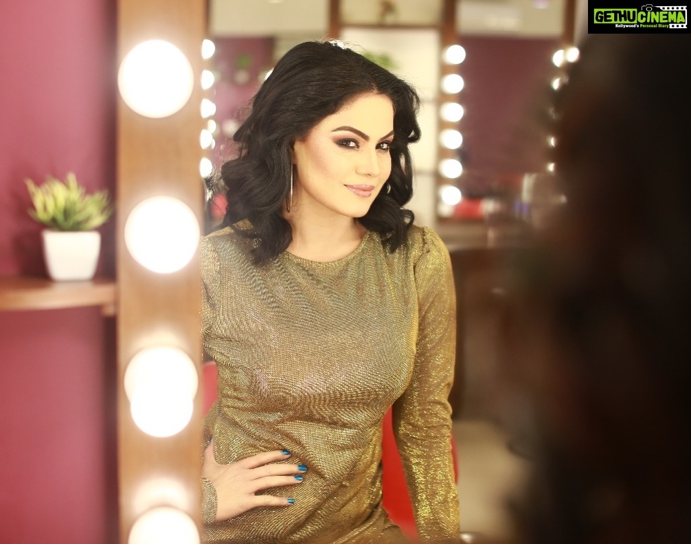 Veena Malik Instagram - Beauty has so many forms, and I think the most beautiful thing is confidence and loving yourself... !!! #veenamalikkhan #closeup #enjoying #everymoments 🙏❤️🤳🎬🎥💃🇵🇰