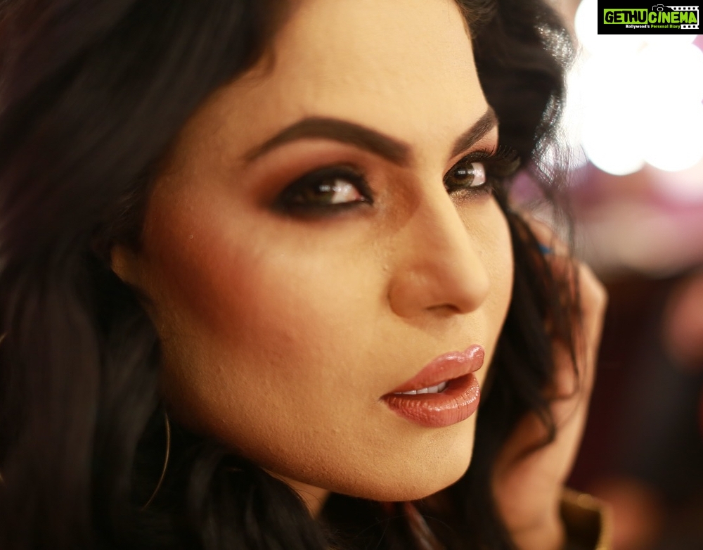 Veena Malik Instagram - Beauty has so many forms, and I think the most beautiful thing is confidence and loving yourself... !!! #veenamalikkhan #closeup #enjoying #everymoments 🙏❤️🤳🎬🎥💃🇵🇰