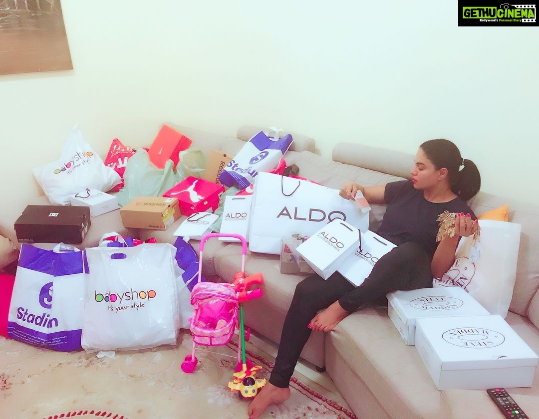 Veena Malik Instagram - Eid shopping.... not done Yet!!! #ChandRaat #Dubai #shopaholic Dubai, United Arab Emirates