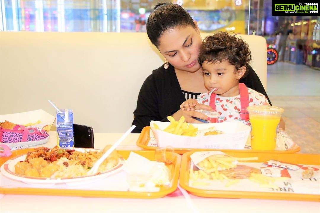 Veena Malik Instagram - Two foodies.... @iamalasadkhan #cutiepie #mydaughter #mydoll 👩👧😍😇 Dubai, United Arab Emirates