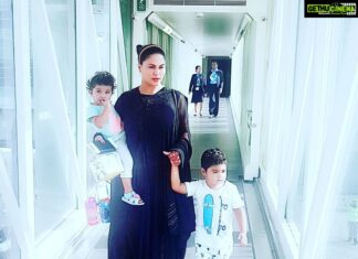 Veena Malik Instagram - #MashaAllah #mother #son #daughter #AbramKhan #AmalKhan @iamalasadkhan @iabramkhan #dubaiairport #depatring #niceclick #thankyou #Asadkhan 💋 #dubai🇦🇪🇵🇰😇👌💋👸🤴👦👫