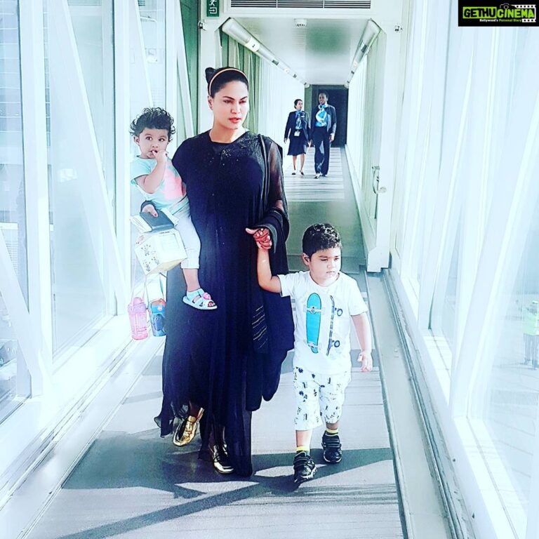 Veena Malik Instagram - #MashaAllah #mother #son #daughter #AbramKhan #AmalKhan @iamalasadkhan @iabramkhan #dubaiairport #depatring #niceclick #thankyou #Asadkhan 💋 #dubai🇦🇪🇵🇰😇👌💋👸🤴👦👫