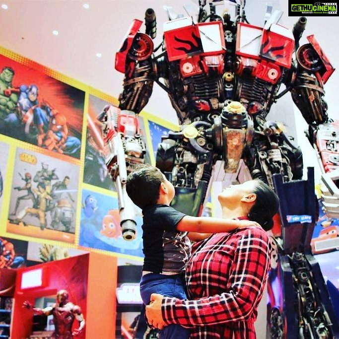Veena Malik Instagram - Woohoo the Biggest Robo ever.... #robot #atoyrobo #toys