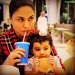 Veena Malik Instagram - Aftaar time in Dubai.... #iftari #toobusyeating #Ammal&me #lovedubai