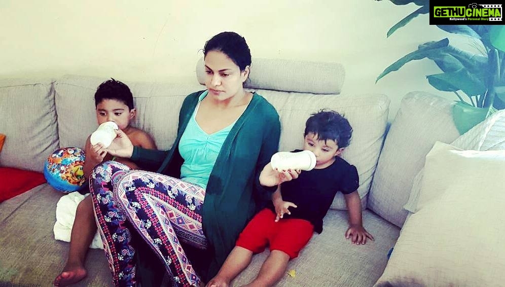 Veena Malik Instagram - This is so satisfying.... #hungrybabies #lovelykids