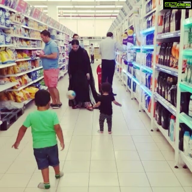 Veena Malik Instagram - A football match in the grocery store...😃😃😍😍😘😘 #thisishowwedoit #thismoment #thisisfun #footballmatch #inthe #groceryshoppingstore