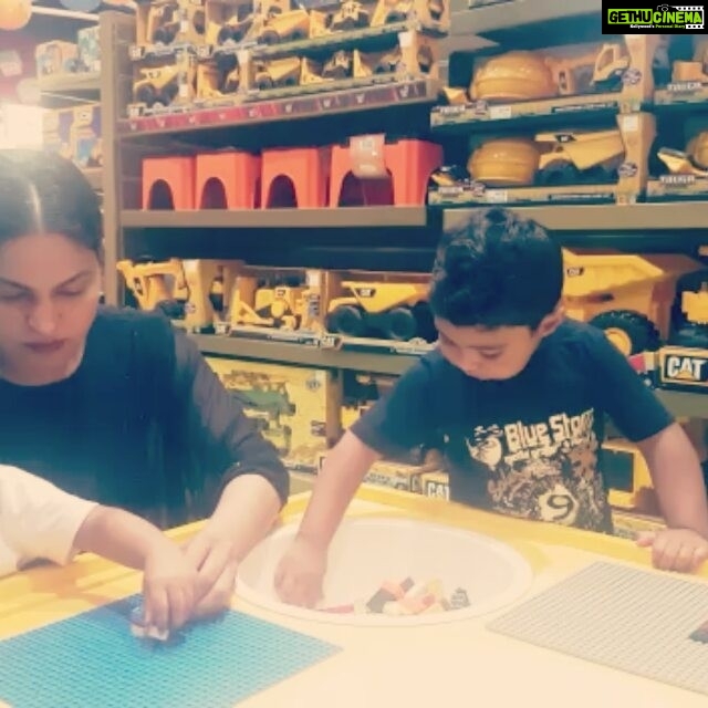 Veena Malik Instagram - #meandmykids #buildingwithblocks #toobusytotalk #havingfunπππ #mydarling #enjoyinglife @iamalasadkhan @iabramkhan @asadbashirr #blessedfamily #dubaiβ€οΈ π¦πͺπ΅π°π¨βπ©βπ§βπ¦πβ€πππ