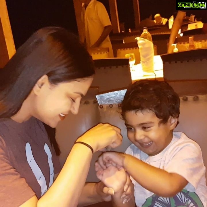 Veena Malik Instagram - Daddy finger... Daddy finger where are you.... lol... #AbramKhan @iabramkhan ... #VeenaMalikKhan #veenzasad #motherson #love #funtime #mashallah #blessed 😂🤣😀😁😉😎😘😍🤠🤗😇🇵🇰🍰🍽🤓👪🐥💞🌹🌻