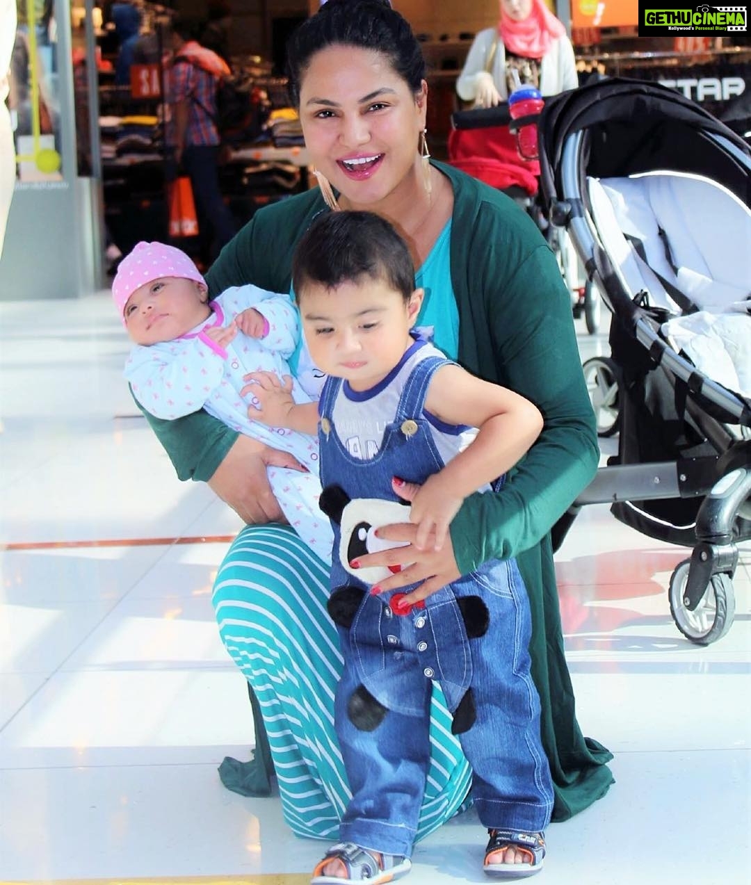 Veena Malik Instagram - #MashaAllah #Blessed #Mother #Kids @veenakhanofficial @iabramkhan #AmalKhan #lovelyfamily #Alhamdulillah @π¦πͺπ΅π°πΌππππ Dubai, United Arab Emirates