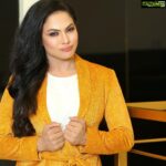 Veena Malik Instagram - Yellow is the Color🔥 #veenaMalik #fashion #glam MakeUp @zarassalonofficial 📸 @mateenshahphotography Partnership🙌 @sangibyawais