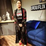 Veena Malik Instagram - fingers Crossed🙌 #Urduflixshow @urduflixofficial @emaxtvofficial @farhangauher #emaxtv #urduflixshow #farhangauher #webshow